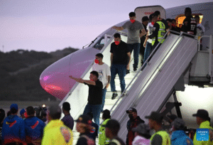 LLegan a Venezuela los 252 migrantes que estaban detenidos en El Salvador