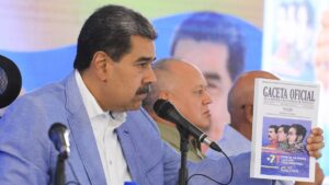 Maduro: Ante cualquier problema, más Constitución para que haya paz