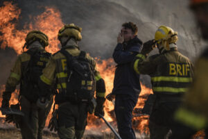 Tres muertos y miles de evacuados por los incendios forestales que continúan en España