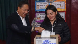 Presidente boliviano Luis Arce emite su voto e insta a la unidad
