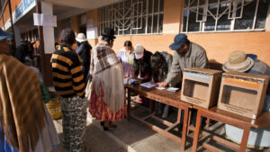 Cierran los centros de votación en las elecciones generales de Bolivia
