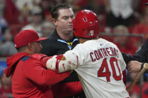 Willson Contreras fue suspendido por altercado con el umpire principal