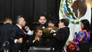 Senadores mexicanos se enfrentan a golpes por polémica sobre intervención de EE. UU. contra cárteles