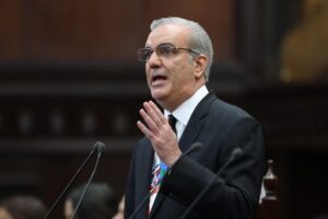 Abinader anuncia que pasaporte electrónico podría estar listo en octubre