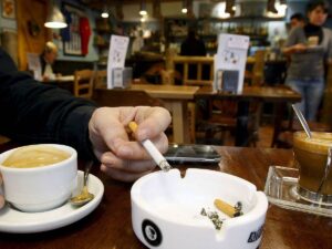 España quiere prohibir fumar en terrazas de bares