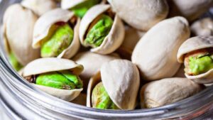 Comer pistachos antes de dormir podría mejorar tu descanso gracias a la melatonina