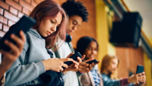Instan en Francia a prohibir las redes a menores de 15 años