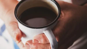 Beber más de cinco tazas de café al día puede proteger la memoria
