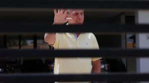Bolsonaro sale de prisión domiciliaria por primera vez tras su condena