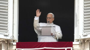 Papa agradece los rezos por su 70 cumpleaños ante una multitud