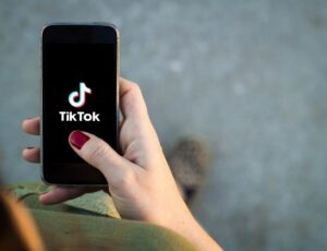 Trump propone a los magnates Murdoch y Ellison para entrar en el acuerdo por TikTok en EE. UU.