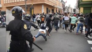 Protesta en Perú deja varios heridos y disturbios en Lima