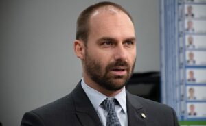 Fiscalía de Brasil acusa al hijo de Bolsonaro por pedir sanciones de EE.UU.