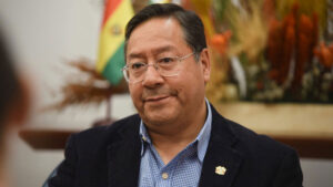 Presidente de Bolivia afirma que EE.UU. usa diversos pretextos para apropiarse del petróleo