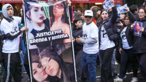 Tensión en la protesta por tres jóvenes torturadas y brutalmente asesinadas en Argentina