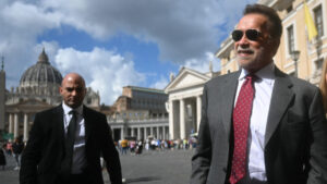 Schwarzenegger llama desde el Vaticano a erradicar la contaminación, «que mata a niños»