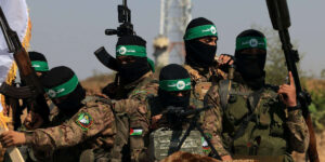 Hamás entrega armas a comité egipcio-palestino y condiciona su salida de la Franja de Gaza