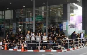 Tailandeses despiden en Bangkok a la reina madre Sirikit
