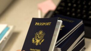 La Corte Suprema respalda temporalmente a Trump en política de pasaportes para personas transgénero