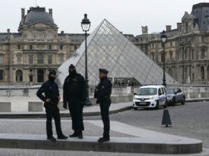El Louvre refuerza su seguridad con cámaras y un puesto policial tras robo millonario