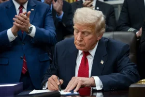 Trump firma ley que ordena publicar todos los archivos del caso Epstein