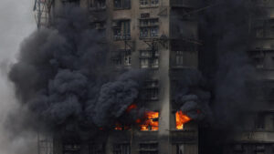 Aumenta a 151 el número de fallecidos por el devastador incendio en Hong Kong