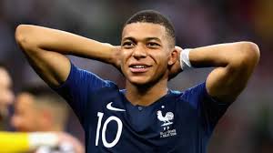 Mbappé iguala récord de CR7 en triunfo con silbidos para el Real Madrid