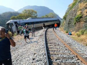 Al menos 13 muertos y 98 heridos tras descarrilarse tren interoceánico en México